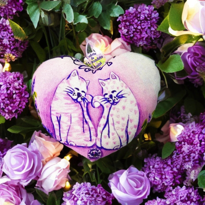 idee regalo san valentino cuore in stoffa alla lavanda con gatti innamorati stampati
