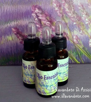 Olio essenziale di lavanda puro, naturale al 100%. L' olio essenziale di lavanda ha tantissime proprietà ed è un eccellente profumatore per ambiente, il suo profumo è piacevole e rilassante e aiuta il sonno. Può essere usato anche per il pavimento, mettendo qualche goccia sulle piastrelle una volta pulite, può essere aggiunto in lavatrice, e nell' acqua dei termosifoni o nell' umidificatore.