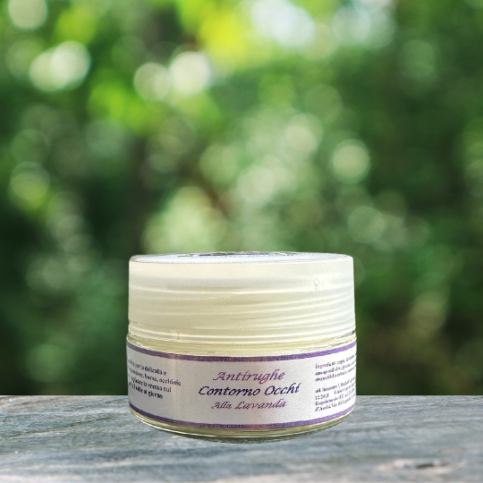 Una crema delicata e potente per il contorno occhi arricchita con l'essenza lenitiva della lavanda. Combatte efficacemente rughe, linee sottili e segni d'invecchiamento, donando al contorno occhi un aspetto fresco e giovanile. La lavanda rilassa e rinfresca la pelle, rendendo questa crema una scelta ideale per il trattamento antirughe quotidiano.