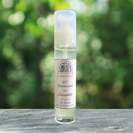 Un gel antiodorante alla lavanda è un prodotto per l'igiene personale progettato per aiutare a controllare e prevenire gli odori corporei sgradevoli. Questo tipo di gel di solito contiene estratti o oli essenziali di lavanda, noti per le loro proprietà profumate e rilassanti. La lavanda è spesso utilizzata in prodotti di igiene personale per il suo aroma fresco e piacevole. 