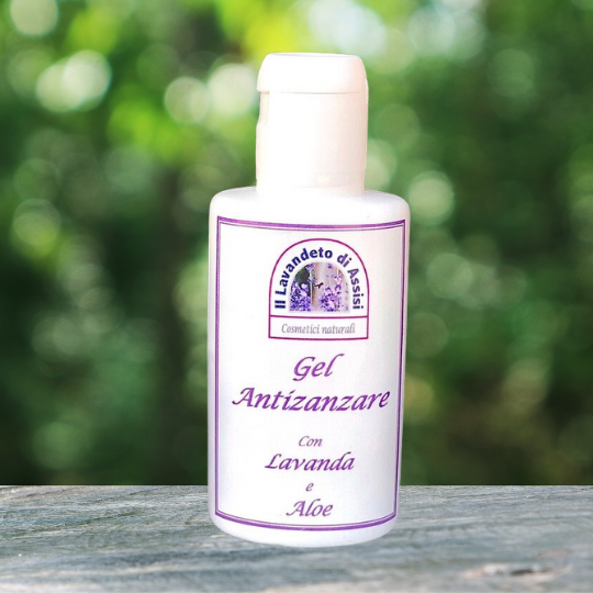 Il gel antizanzare con lavanda e aloe è un prodotto formulato per proteggere la pelle dagli insetti fastidiosi come le zanzare. La lavanda è conosciuta per il suo aroma gradevole agli esseri umani ma sgradevole per gli insetti. L'olio essenziale di lavanda può aiutare a tenere lontane le zanzare in modo naturale. L'uso dell'aloe vera, invece, contribuisce ad idratare e lenire la pelle dopo l'applicazione, aiutando anche a calmare eventuali irritazioni causate dalle punture di insetti.