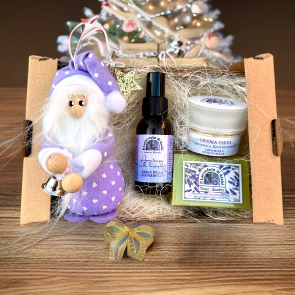 Gift box Natalizia. Confezione regalo Natalizia, regalo di Natale con Babbo Natale,  La confezione comprende un Babbo Natale con fiori di lavanda all'interno, uno spray buonanotte che può essere spruzzato nell'ambiente o sul cuscino, una crema piedi alla lavanda e una saponetta olio di oliva e lavanda. La confezione regalo natalizia comprende anche la scatolina e un bigliettino di auguri.