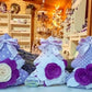 Un albero di Natale in stoffa con lavanda è un'adorabile decorazione natalizia realizzata con tessuto e riempita con fiori di lavanda essiccata. Questa creazione unisce l'atmosfera festosa del Natale con il delicato profumo rilassante della lavanda. Può essere utilizzato come decorazione per l'arredamento natalizio o come regalo unico per diffondere un tocco di calma e profumo natalizio in ogni ambiente. Sacchetti di lavanda a forma di albero. Idee regalo Natale