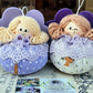 Angelo per bomboniere, angelo con fiori di lavanda e ciondolo Tao. Angelo Natalizio, bomboniera angelo. Bomboniera religiosa, bomboniera Tao. souvenir Assisi. Il nostro angelo in vendita on line è interamente realizzato a mano. Ideale come bomboniera e come regalo. Angelo fatto a mano.