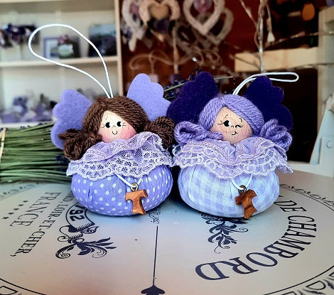 Angelo in stoffa. tao bomboniere religiose comunione Angelo in stoffa  con lavanda e tau. Bomboniere francescane. Delizioso angioletto da regalare, idea bomboniera per bambine, idea bomboniera per Battesimo, per Comunione, per Cresima. Angioletto fatto a mano, idea bomboniera utile e bella, bomboniere religiose, bomboniera religiosa per bambina, tao bomboniera