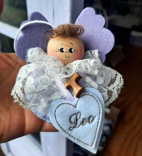 Angioletto con lavanda e tao, Bomboniera con nome o iniziale ricamata. Bomboniere personalizzate, Angelo bomboniera con lavanda. Angioletto realizzato a mano pieno di fiori di lavanda. Bomboniere lavanda. Bomboniere lavanda fai da te.  Bomboniere con nome. Bomboniere religiose per Battesimo, bomboniere personalizzate per Comunione,  Bomboniere personalizzate per Cresima. Bomboniere con Tao