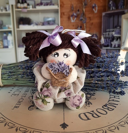 Bambola in Stoffa, bambola di pezza,  Bambola in tessuto con codine. Bambola fatta a mano, bambola bomboniera. Bambola da regalare. Bambola profuma ambiente,  piena di fiori di lavanda. Idee regalo Natale bambola fatta a mano.  Bambolina con lavanda realizzata con stoffa color naturale, decorata con rose. La bambolina fatta a mano ha delle codine more e tiene in mano un piccolo cestino di fiori. Idea regalo Natale, idea regalo compleanno. Idea bomboniera.