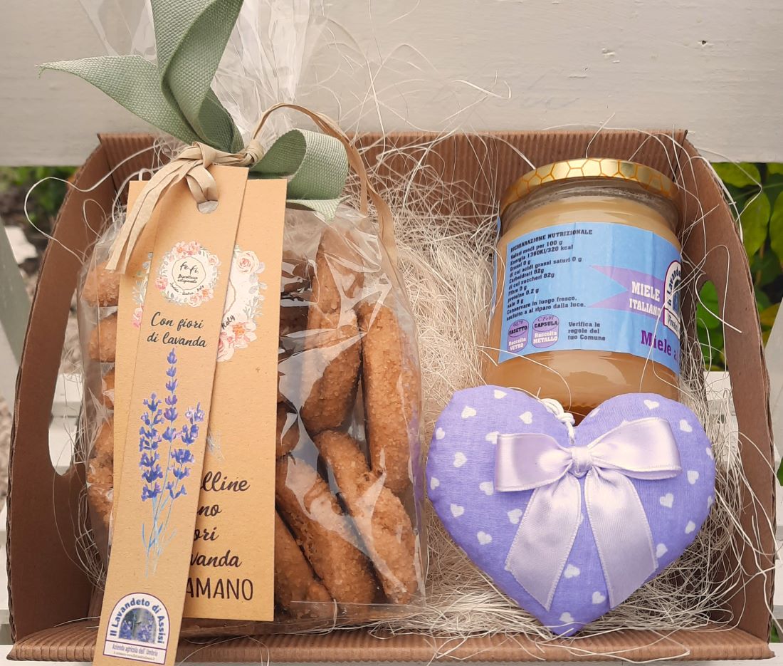 Idee regalo Pasqua con prodotti alimentari e portafortuna, confezione  
 con prodotti alimentari, confezione Pasqua 2026, cesto natalizio lavanda, confezione con  miele, regalare  biscotti, regalare gnomo portafortuna, Cesto di Natale con miele, confezioni miele natale, confezioni miele e biscotti natale, cuore di lavanda. cesto con prodotti alla lavanda, cesto di Natale con alimenti, idee regalo di Natale originali, Idee regalo di Natale utili, regalo di Natale con cesto con alimentari