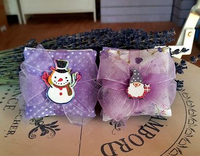 Idee regalo di Natale per amiche, idee regalo di Natale per colleghi, idee regalo di Natale economiche, idee regalo di Natale lavanda ,Natalizio, cuscinetti natalizi, regali natalizi lavanda, regali economici, regali di Natale economici,  regali di Natale 2024, lavanda idee per regali fai da te,  Idee regalo di Natale, idee regalo profumate, idee  regalo per aziende, sacchetti Natalizi, cuscino profumato, sacchetti con decorazioni Natalizie, cuscini con lavanda, cuscini piccoli. regali maestre sotto 10 euro