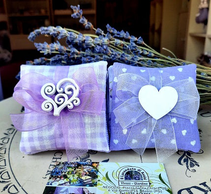 Cuscinetti con lavanda. Sacchetti lavanda. Sacchetti di lavanda. Sacchetti profumati  Idee regalo Natale, cosa regalare a Natale, idee regalo Natale originali, Idee regalo Natale fatte a mano, idee regalo lavanda con lavanda,  cosa regalare per Natale di Utile? Cosa regalare a Natale per amici, colleghi e famiglia. Regali di Natale per lei e per lui. Regali di Natale per la casa. Idee regalo di Natale profumate con lavanda. Idee regalo Natale vendita online. regali di Natale aziendali. Bustine lavanda