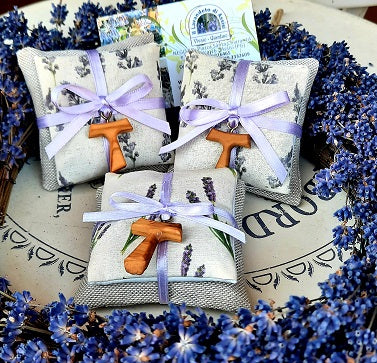 Bomboniere religiose, idee per bomboniere Cresima Maschio. Cuscinetti di lavanda con Tau in  legno, se hanno applicato un ciondolo Tau  Francescano di legno.  Sono riempiti con la lavanda di  Assisi.   possono essere usati come decorazione  e profuma ambiente per la casa, oppure  possono essere  divisi per inserire nei vostri cassetti. I cuscinetti di lavanda sono una bella idea per  bomboniere, regalo San Francesco Assisi, un' idea regalo religiosa. Regali di Natale, souvenir Assisi.