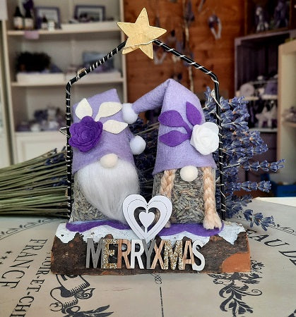 Gnomi natalizi, gnomi di natale,  regalare gnomi , idee regalo Natale, idee regalo Natale con lavanda, cosa regalare ad una ragazza per natale, cosa regalare alle amiche per Natale, gnomi di Natale, sacchetti lavanda a forma di gnomo. idee regalo con lavanda, gnomi innamorati, gnomi con luci, gnomi originali. Idee regalo con scritta merry Christmas