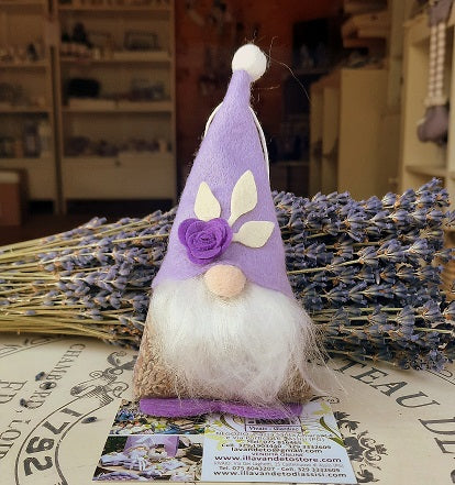 Gnomo con lavanda a sacchetto. regali di Natale originali. Gnomo Natalizio. Portafortuna elfo e gnomo.   Lo gnomo è una perfetta idea regalo, ma può essere una decorazione  profumata tutto l'anno. come realizzare elfo, elfo fatto a mano, addobbi Natalizi, segnaposto natalizi, segnaposto natalizio  gnomi o elfo. Gnomo portafortuna. idee regalo di Natale per tutti. Regali aziendali