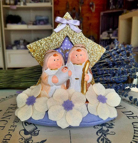 regali di natale idee, presepi da regalare, idee regalo di lavanda. Regali di Natale 2024 Presepe con  personaggi in terracotta. Vendita presepe, presepe con lucine, presepe da regalare, presepe per bambini, idea regalo Natale 2024. Il nostro presepe in vendita nello shop è realizzato a mano e contiene fiori di lavanda.