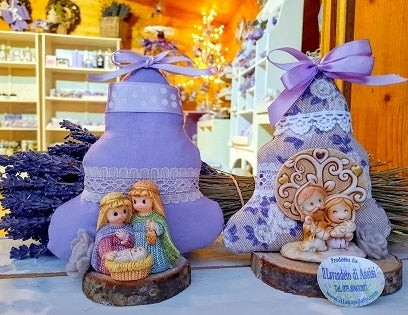 idee regalo Natale, albero di Natale piccolo, albero di Natale con presepe, decorazioni natalizie per la casa, idee regalo Natale originali, idee regalo Natale made in Italy, idee regalo Natale profumate e sostenibili, idee regalo Natale 2025, cosa regalare a Natale