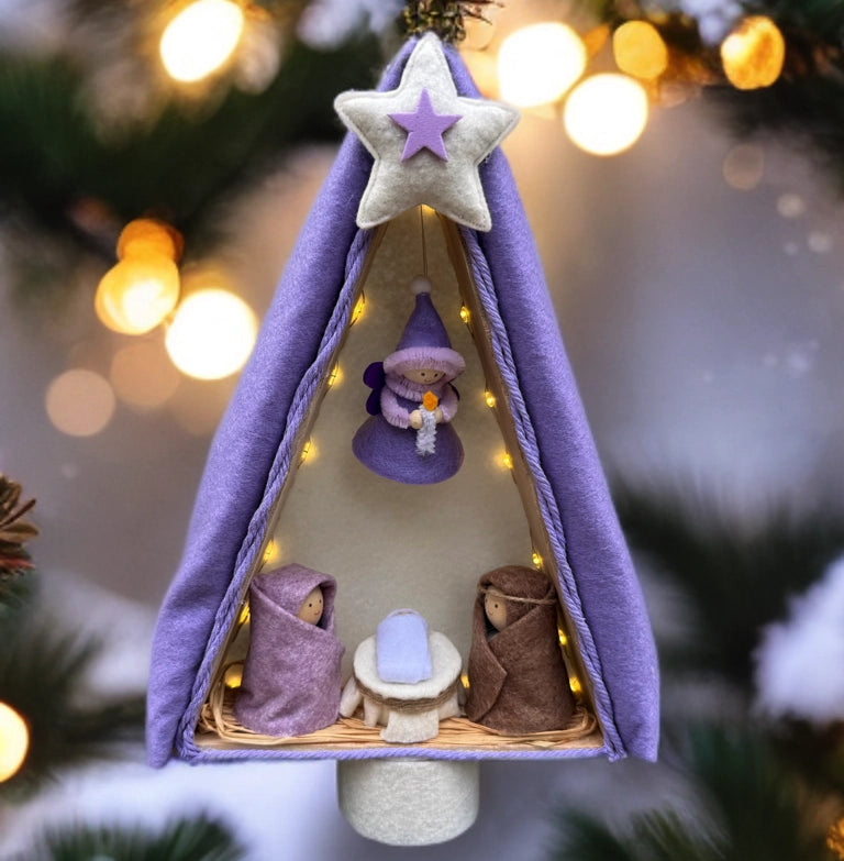 Albero natalizio con luci lavanda. Natività da appoggio. regalo Natale particolare. presepe artigianale. presepe fatto a mano, presepe originale, decorazioni natalizie per la casa, decorazioni Natalizie da regalare. Regalo di natale originale, regalo di Natale per tutti. Regali di Natale particolari
