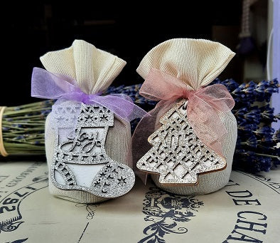 Sacchetto Lavanda. Sacchetto Natalizio. Sacchetto  lavanda natalizio con stoffa chiara e dorata. I sacchettini di lavanda sono realizzati a mano e hanno un delizioso ciondolo natalizio. Idea segnaposto natalizio.  Idea regalo economica per Natale. regali di natale 2023 Idee regalo Natale 2023, idee regalo economiche maestre