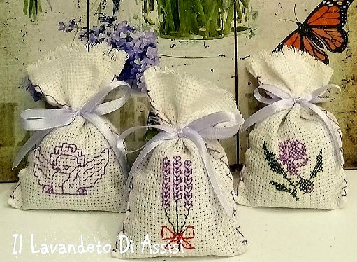 Sacchetti ricamati a mano con lavanda, sacchetti ricamati a punto croce, sacchetti lavanda in tela aida bianca. I nostri sacchetti lavanda interamente ricamati e cucici a mano sono riempiti con la nostra  lavanda coltivata ad Assisi, sono ricamati con filo lilla e verde.   I sacchetti lavanda possono essere usati per profumare cassetti e armadi in modo sano e naturale. regali di Natale per professionisti, gadget Natalizi, regali di Natale profumati, pensiero natalizio
