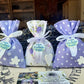Sacchetti di lavanda. Idee regalo di Natale per i colleghi. Idee regalo Natale per vicini di casa. Bomboniere economiche , bomboniere fai da te. Bomboniere con lavanda. Sacchetto per bomboniere. Bomboniere personalizzabili. Regali di Natale economici. Pensieri per il Natale poco costosi, segnaposto Natalizi. Gadget Natalizi per dipendenti e clienti. Sacchetti profumati. Sacchetti profumati per armadi. Sacchetti profumati per cassetti. dove comprare sacchetti di lavanda