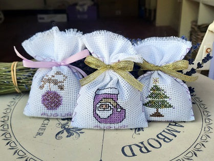 Regali di Natale profumati, regali di Natale per professionisti, Sacchetti lavanda, sacchetti lavanda ricamati a punto croce, ricami Natalizi a punto croce, segnaposto  Natalizio, idee regalo per colleghi e amici, regalino di Natale, pensierino per Natale. Cosa regalare a Natale di economico. Idee regalo Natale. Regali di Natale vendita online. Idee regalo Natale 2023. Regali per dipendenti. profuma biancheria naturali, sacchetti Natalizi, Natale profuma biancheria