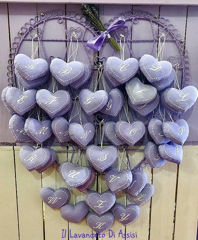 Idee regalo personalizzate, regali con iniziali, Cuore imbottito di lavanda con cifre. Cuore con iniziali. Il nostro cuore ricamato è una bellissima idea regalo personalizzata, in colore tra lilla e azzurro è un regalo ideale per lei e per lui. Il sacchetto di lavanda a forma di cuore è una nostra creazione artigianale è realizzato ad Assisi ed imbottito dei nostri  fiori di lavanda.    Idee regalo Natale, idee regalo per San Valentino, souvenir Assisi