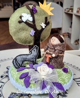 Idee regalo religiose. Bomboniere religiose. Bomboniere francescane. paesaggio con San Francesco D' assisi, regalo san francesco d' assisi,  miracolo del lupo e san Francesco d' Assisi, prodotti alla lavanda originali,  San Francesco e il lupo, miracoli di San Francesco. souvenir di Assisi, negozi di souvenir Assisi, idee regalo con lavanda, idee regalo natale vendita online