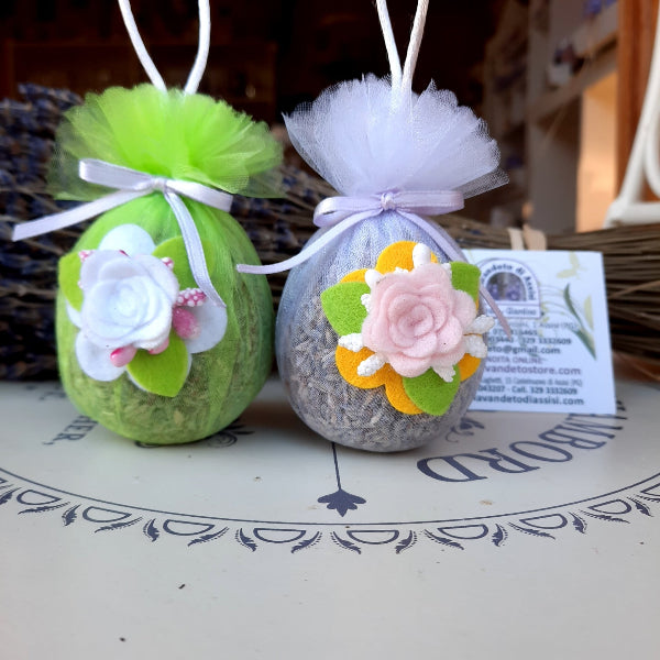 Uova di Pasqua. Uova di Pasqua vendita online. Uova di Pasqua decorate. Idee regalo Pasqua. Uova Pasqua imbottite di fiori di lavanda, grandezza tipo un uovo Kinder. Decorazioni Pasquali, decorazioni per albero di Pasqua. Uova di Pasqua originali, uova di Pasqua senza zucchero.  Queste uova di Pasqua sono originali profumate, un' idea molto carina per i tuoi regali di Pasqua.  Per le tue Festività acquista online Uova di Pasqua con lavanda. Idee regalo Pasqua  con lavanda. Un sacchetto di lavanda originale.