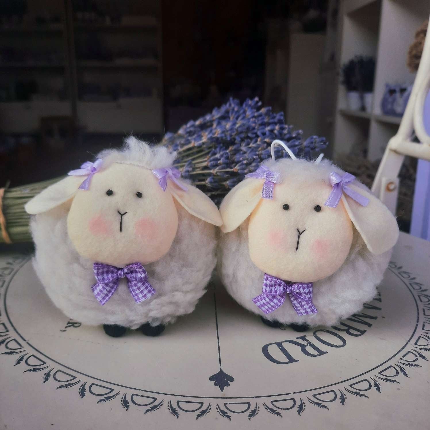 Pecorella. Pecorella originale. Idee regalo Pasqua. Idee regalo originali.  Idee regalo Pasqua  vendita online. Regali di Pasqua. Peluche pecorella. la pecora in tessuto è  realizzata a mano e piena di fiori di lavanda. Idea regalo Natale, idea regalo Pasqua. La nostra pecorella è realizzata con pelliccetta e nastrini lilla. Regalo di Natale, bomboniere con animali, pecora per bomboniere, idee regalo economiche. Decorazione albero di Pasqua. 